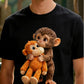 T-shirt unisexe avec motif graphique « Monkey Hugging Toy