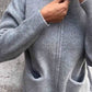 📢 60 % DE RÉDUCTION !! ⏰ Cardigan zippé en maille pour femme💃 — Doux, confortable et polyvalent, disponible jusqu'à la taille 4XL !🌸