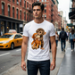 T-shirt unisexe avec motif graphique « Monkey Hugging Toy