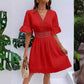Robe chic à col en V avec découpes en dentelle