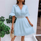 Robe chic à col en V avec découpes en dentelle