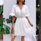 Robe chic à col en V avec découpes en dentelle